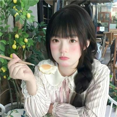 女孩向前走
